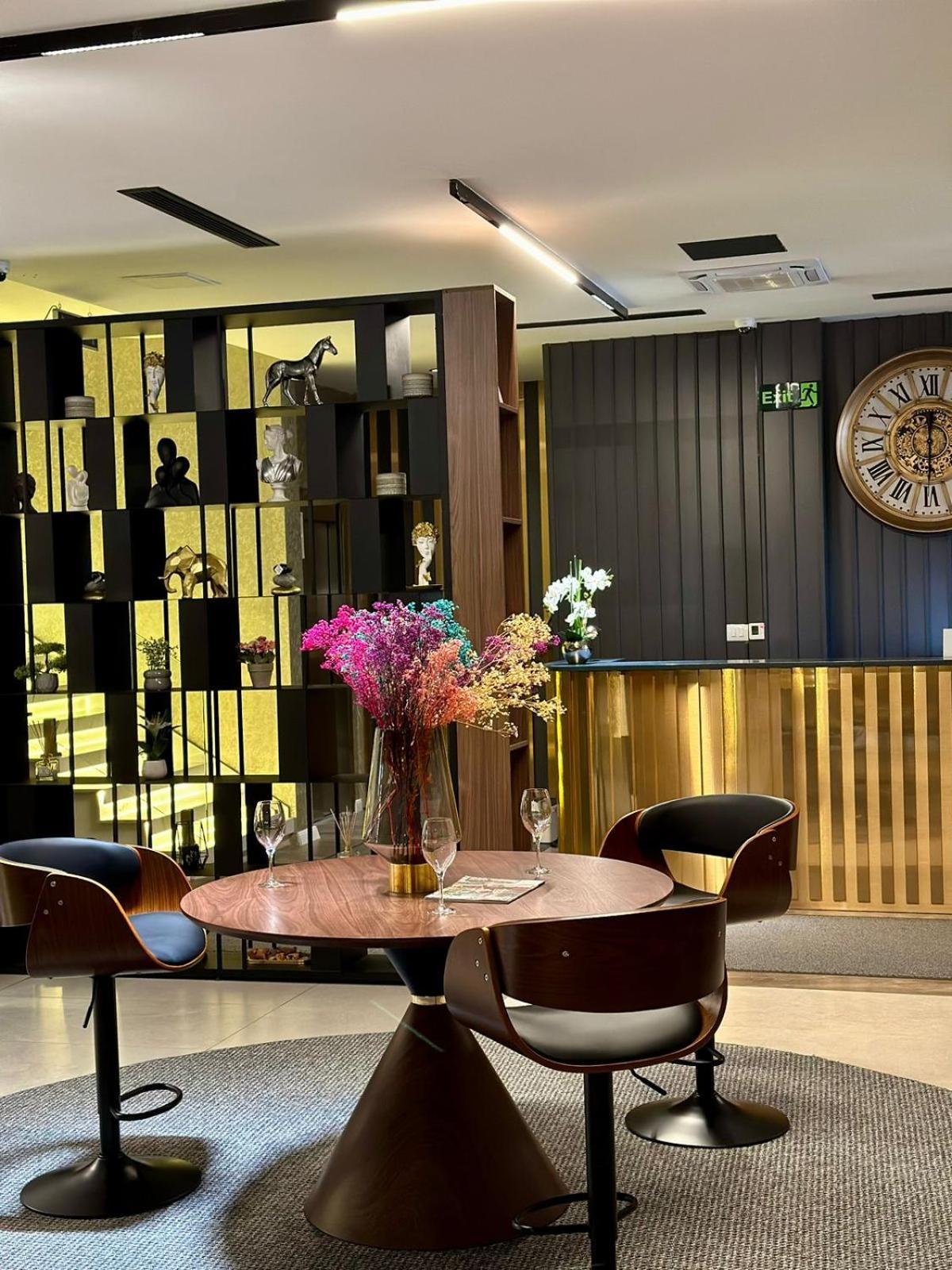 Ador Hotel North Mitrovica Exteriör bild