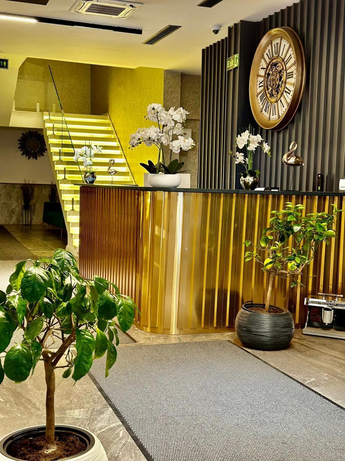 Ador Hotel North Mitrovica Exteriör bild
