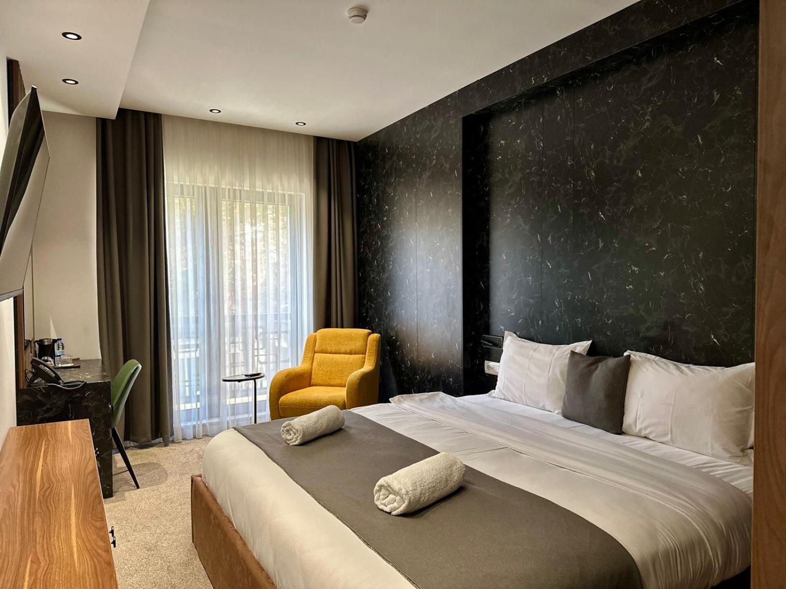 Ador Hotel North Mitrovica Exteriör bild